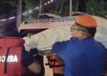 ANGGOTA bomba bersama orang awam mengangkat jenazah mangsa yang ditemui kira-kira 150 meter dari lokasi kejadian di Pantai Puteri, Melaka malam ini. - UTUSAN/AMRAN ALI
