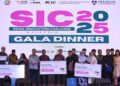 EWON Benedick (hadapan, lima dari kanan) bergambar bersama kesemua penerima anugerah pada malam gala SIC 2025 di WTCKL, Kuala Lumpur hari ini. - UTUSAN/SYAKIR RADIN