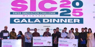 EWON Benedick (hadapan, lima dari kanan) bergambar bersama kesemua penerima anugerah pada malam gala SIC 2025 di WTCKL, Kuala Lumpur hari ini. - UTUSAN/SYAKIR RADIN