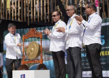 CHOW Kon Yeow (kiri) memukul gong sebagai gimik pelancaran 'Penang Week' di Pavilion Malaysia sempena Ekspo Dunia 2025 di Osaka, Jepun hari ini.