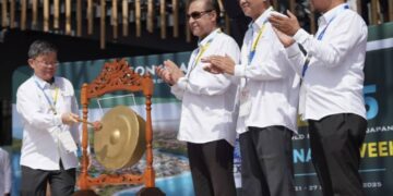 CHOW Kon Yeow (kiri) memukul gong sebagai gimik pelancaran 'Penang Week' di Pavilion Malaysia sempena Ekspo Dunia 2025 di Osaka, Jepun hari ini.