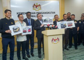 ANTHONY Loke menunjukkan antara kereta mewah yang disita pada Op Luxury dalam sidang akhbar di Kementerian Pengankutan, Putrajaya. - UTUSAN/FAISOL MUSTAFA