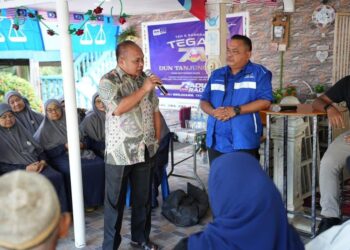 Samasuddin Yusop (kanan) mendengar persoalan dan pandangan rakyat DUN Tanjung Batu. GAMBAR/IHSAN SAMASUDDIN YUSOP