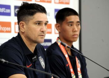 Ketua Jurulatih JDT Xisco Munoz bersama pemain Hong Wan pada Sidang Media menjelang Kejohanan Kelab Bola Sepak ASEAN  Piala  Shopee menentang Bangkok United di Stadium Sultan Ibrahim, Iskandar Puteri disini. UTUSAN/KOSMO/RAJA JAAFAR ALI