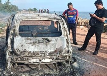 SEBUAH kereta ditemui terbakar di 
di kawasan tebing Pantai Sungai Lurus, Senggarang, Batu Pahat, Jo petang semalam.