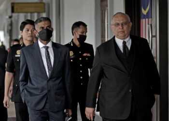 MOHD SHAHRIL ketika ditemui di pekarangan Mahkamah Kuala Lumpur berhubung kes pertuduhan gagal mengisytiharkan harta, di sini hari ini. - UTUSAN/M. FIRDAUS M. JOHARI
