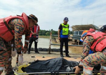 Mayat mangsa dibawa ke jeti pekan Kanowit sebelum disahkan oleh ahli keluarganya