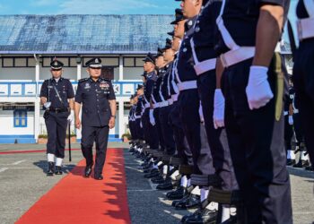 Mancha memeriksa perbarisan sempena perhimpunan bulanan terakhirnya sebagai Pesuruhjaya Polis Sarawak yang dianjurkan oleh Jabatan Siasatan Jenayah Komersial Sarawak di IPK Sarawak, hari ini.