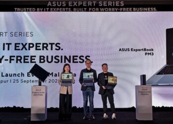Pengarah Wilayah Komersial Negara, Emma OU sedang melakukan demo di komputer riba ExpertBook Siri PM3 yang diperkenalkan hari ini.