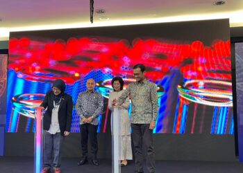 BONIFACE Edwin Manung (dua kiri) ketika melancarkan Bioteknologi Sandbox di Ibu Pejabat NIBM, Serdang, Selangor hari ini. 