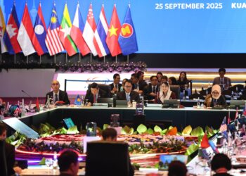DATUK Seri Tengku Zafrul Abdul Aziz turut  dalam Konsultasi Ke-13 Menteri-Menteri Ekonomi Sidang Kemuncak Asia Timur di Pusat Pameran dan Perdagangan Antarabangsa Malaysia (MITEC), Kuala Lumpur.UTUSAN/AMIR KHALID