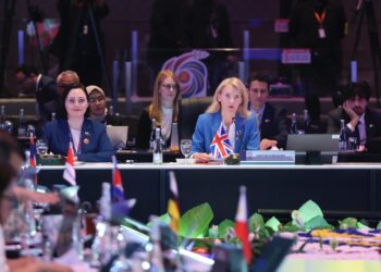 LIZ Lloyd Konsultasi Menteri Ekonomi ASEAN (AEM)-UK kali kelima di sini hari ini.UTUSAN/ AMIR KHALID