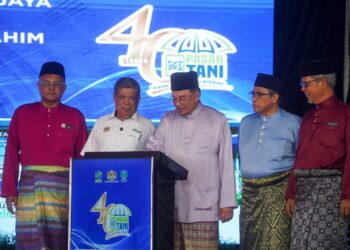 ANWAR Ibrahim melawat pasar tani Putrajaya selepas merasmikan Majlis Sambutan Ulang Tahun Pasar Tani Yang Ke-40 Peringkat Kebangsaan dan Perasmian Pasar Tani Putrajaya. - UTUSAN/FAISOL MUSTAFA