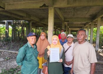 SEKUMPULAN peneroka bersama ahli keluarga menyuarakan kekecewaan terhadap pemaju kerana unit rumah kedai dijanjikan selepas bersetuju menjual tanah ladang sawit di Senai, Kulai sejak 30 tahun lalu masih belum diterima.