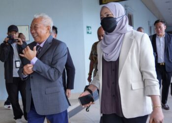 BUNG Moktar Radin dan Zizie Izette Abdul Samad ketika hadir di Mahkamah Sesyen Kuala Lumpur. - UTUSAN/SADDAM YUSOFF