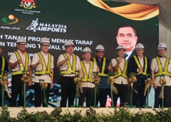 Anthony (tengah) bersama para tetamu kenamaan menyempurnakan upacara gimik perasmian majlis pecah tanah projek menaik taraf Lapangan Terbang Tawau. - GAMBAR/BESSE AISYAH