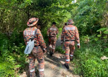 BEBERAPA anggota bomba memulakan misi SAR untuk mencari dua individu yang dilaporkan sesat ketika mendaki di Freedom Hill, Batu Ferringhi, Pulau Pinang, hari ini.-GAMBAR/JBPM PULAU PINANG