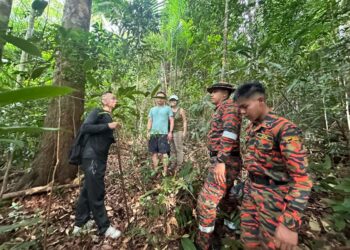 DUA warga Australia (tengah) yang dilaporkan sesat ketika sedang melakukan aktiviti mendaki kawasan hutan berhampiran Freedom Hill, Batu Ferringhi, Pulau Pinang akhirnya dijumpai dalam keadaan selamat.-GAMBAR/JBPM PULAU PINANG