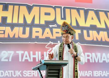 ANWAR Ibrahim berucap pada Himpunan Tamu Rapat Umum sempena 27 Tahun Reformasi PKR di Dewan Pisompuruan Kampung Kobuni, Kota Kinabalu, Sabah petang tadi.-UTUSAN/HARDY JOE