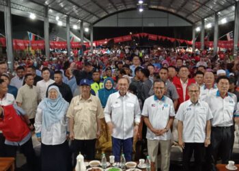 ANWAR Ibrahim hadir pada Program Rapat Umum PKR di Kampung Merotai Besar, Tawau, Sabah malam ini.-UTUSAN/BESSE AISYAH