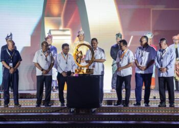 PENGERUSI Jawatankuasa Kepenggunaan & Kos Sara Hidup, Belia dan Sukan Kedah, Radhi Mat Din(tengah) bersama Timbalan Ketua Setiausaha KBS, Abdullah Hasan dan Pengarah MSN, Jefri Ngadirin hadir sempena majlis pengenalan rasmi 22 pasukan yang bakal merancakkan edisi ke-29 Le Tour de Langkawi (LTdL) 2025.di Dataran Lang, Langkawi, sebentar tadi-UTUSAN/IQBAL ROSLI
