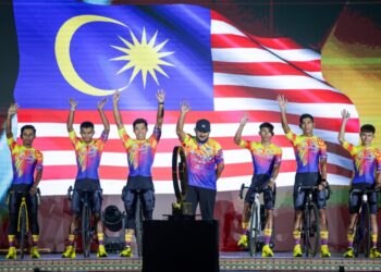 MUHAMMAD Iqmal Zarawi(tiga dari kanan) ketika Majlis Pembukaan PETRONAS Le Tour de Langkawi 2025 di Dataran Lang, Langkawi-UTUSAN/IQBAL ROSLI