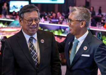 TENGKU Zafrul Tengku Abdul Aziz (kanan) bersama Setiausaha bagi Perdagangan dan Pembangunan Ekonom Hong Kong-China, Algernon Yau (kiri) pada Perundingan AEM-Hong Kong-China ke-9 sempena Mesyuarat Menteri-Menteri Ekonomi ASEAN (AEM) ke-57 di Pusat Pameran dan Dagangan Antarabangsa Malaysia (MITEC), di sini hari ini. UTUSAN/AMIR KHALID