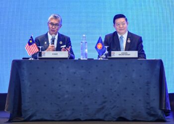 TENGKU Datuk Seri Zafrul Abdul Aziz (kiri) bersama Setiausaha Agung ASEAN, Dr Kao Kim Hourn (kanan) pada sidang media selepas Mesyuarat Menteri-Menteri Ekonomi ASEAN ke-57 berakhir di Pusat Pameran dan Perdagangan Antarabangsa Malaysia (MITEC) di Kuala Lumpur di sini hari ini. UTUSAN/AMIR KHALID