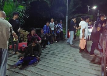 Mangsa-mangsa yang selamat dalam kejadian perahu karam di Sungai Krian petang semalam.