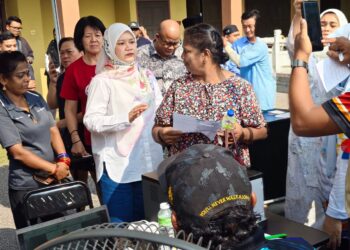 FADHLINA Sidek (tiga dari kiri) ketika menghadiri Program Temu Rakyat Parlimen Nibong Tebal di Dewan Serbaguna Sungai Bakap, Nibong Tebal, Pulau Pinang.-UTUSAN/ISWAN SHAFIQ ISA
