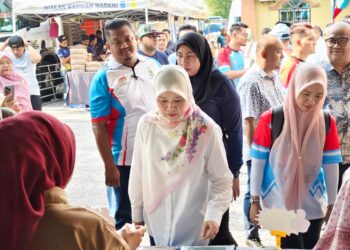 FADHLINA Sidek (tengah) ketika meninjau gerai jualan sempena Program Temu Rakyat Parlimen Nibong Tebal di Dewan Serbaguna Sungai Bakap, Nibong Tebal, Pulau Pinang.-UTUSAN/ISWAN SHAFIQ ISA