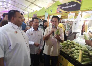 ABDUL Rashid Bahri (tengah) mengiringi Jalaluddin meninjau jualan pada FAMA Fest 2025@Negeri Sembilan di Nilai, Seremban, semalam.UTUSAN /NUR SHARIEZA ISMAIL