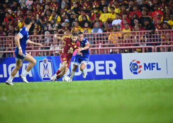 JOVAN Motika melepasi pertahanan lawan dalam aksi Liga Super di antara Negeri Sembilan FC dan Sabah FC di Stadium Tuanku Abdul Rahman, Paroi, Seremban hari ini.-GAMBAR/IHSAN NSFC