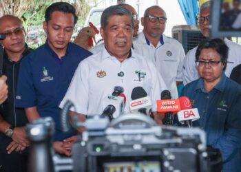 MOHAMAD Sabu (tengah) ketika ditemui pemberita pada Majlis Perasmian Program Pemerkasaan Sektor Pertanian Kampung Guar Petai di Dewan Penempatan Banjir Kampung Labuh Banting, Tasek Gelugor, Pulau Pinang.-UTUSAN/DANIAL SAAD