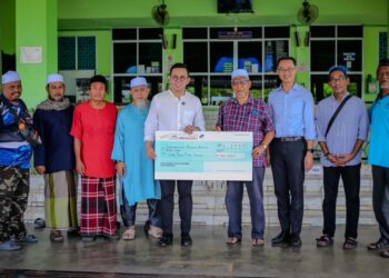 STEVEN Sim Chee Keong (lima dari kiri) bersama Lee Khai Loon (tiga dari kanan) ketika turun padang untuk bertemu pengurusan Masjid Taman Alma Jaya, Bukit Mertajam, Pulau Pinang hari ini.