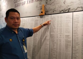 MOHD. Shukry Abdullah menunjukkan nama Enrique De Malaca yang tersenarai dalam Armada Maluku ketika ditemui pada Pameran Pelayaran Bersejarah Wira Laut Dunia: Enrique De Malaca@Panglima Awang di Kota Laksamana, Melaka. - UTUSAN/MUHAMMAD SHAHIZAM TAZALI