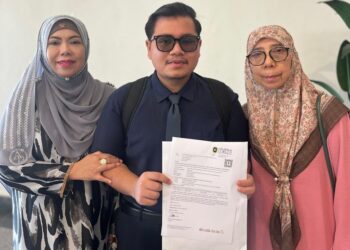 MUHAMMAD Mahathir Hakimi Mod Rosli ditemani Norzamira Abdul Aziz (kiri) mendaftar sebagai pelajar Sarjana Muda Hubungan Antarabangsa UniSZA di Kuala Nerus, Terengganu.
