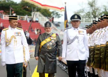 SULTAN Muhammad V (tengah) mencemar duli semasa Istiadat Pemeriksaan Perbarisan Kehormatan sempena hari keputeraan di Stadium Sultan Muhammad IV, Kota Bharu, Kelantan hari ini-UTUSAN/KAMARUL BISMI KAMARUZAMAN.