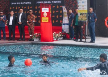 CHOW Kon Yeow (dua dari kiri) dan Mohamad Shoki Hamzah (kiri) melihat demonstrasi penyelamatan di air sempena perasmian video untuk program 'Hotel Guest Fire Safety Awareness' di sebuah hotel di Bukit Mertajam, Pulau Pinang hari ini.-UTUSAN/DANIAL SAAD