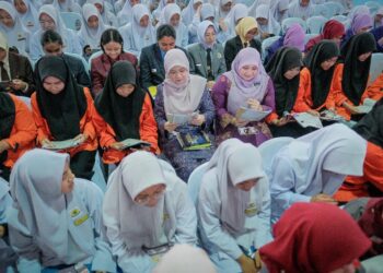 FADHLINA Sidek meluangkan masa membaca bersama pelajar selama 10 minit pada Majlis Perasmian Dekad Membaca Kebangsaan (DMK) 2025 di Sekolah Menengah Kebangsaan Putrajaya, Presint 9 (2). - UTUSAN/FAIZ ALIF ZUBIR