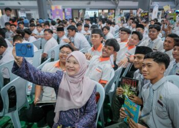 FADHLINA Sidek beramah mesra dengan pelajar ketika Majlis Perasmian Dekad Membaca Kebangsaan (DMK) 2025 di Sekolah Menengah Kebangsaan Putrajaya, Presint 9 (2). - UTUSAN/FAIZ ALIF ZUBIR