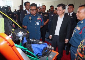 MOHAMAD Shoki Hamzah (kiri) bersama Chow Kon Yeow (tengah) melihat beberapa aset bomba yang dipamerkan sempena majlis perasmian video untuk program 'Hotel Guest Fire Safety Awareness' oleh Ketua Menteri, Chow Kon Yeow di sebuah hotel di Bukit Mertajam, Pulau Pinang.-UTUSAN/DANIAL SAAD