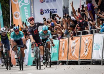 BINTANG Tudor Pro Cycling itu mengetepikan juara peringkat pertama, Matteo Malucelli dalam pecutan terakhir bagi menamatkan perlumbaan sejauh 163 kilometer dari Padang Besar ke Kepala Batas dengan catatan masa 3 jam 29 minit 59 saat.-UTUSAN/MUHAMAD IQBAL ROSLI