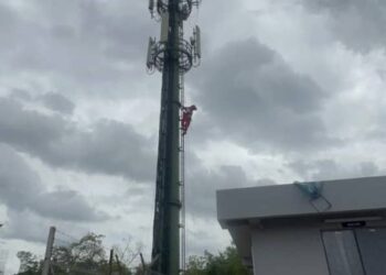SEORANG pekerja penyelenggaraan warga Pakistan terkandas pada ketinggian kira-kira 40 meter di platform empat, menara telekomunikasi di Batu Kawan, Pulau Pinang gara-gara tebuan sebelum berjaya dibawa turun dengan selamat tidak lama kemudian.-GAMBAR/JBPM PULAU PINANG
