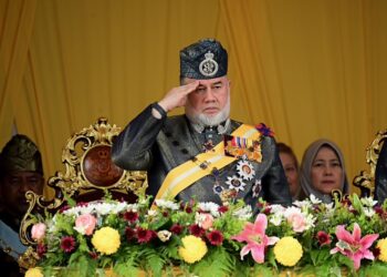 SULTAN Muhammad V melakukan tabik hormat semasa Istiadat Pemeriksaan Perbarisan Kehormatan sempena hari keputeraan di Stadium Sultan Muhammad IV, Kota Bharu, Kelantan. - UTUSAN/KAMARUL BISMI KAMARUZAMAN