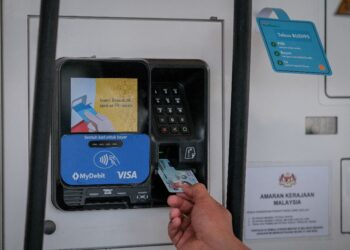 kejayaan terbesar BUDI95 adalah menerusi pembelian petrol dengan pengesahan kad pengenalan yang dapat dibuat di pam stesen minyak. - UTUSAN/FAIZ ALIF ZUBIR