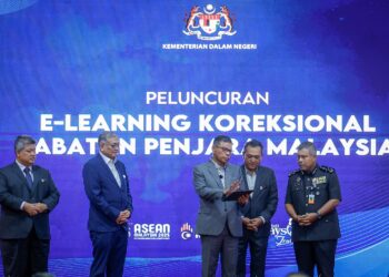 SAIFUDDIN Nasution Ismail ketika meluncurkan e-learning Koreksional Jabatan Penjara Malaysia di KDN, Putrajaya. - UTUSAN/FAIZ ALIF ZUBIR
