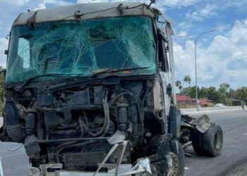 TRELER yang dipercayai terbabas sebelum melanggar tujuh buah kenderaan lain dalam kejadian di hadapan Masjid Sabak Uni, Jalan Kluang-Batu Pahat, pagi tadi.