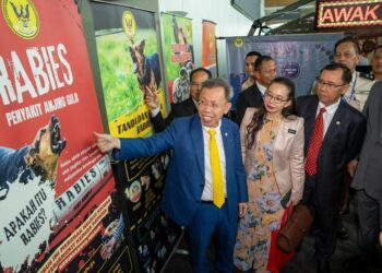 SIM bersama-sama tetamu kehormat lain ketika melawat pameran sempena persidangan Rabies di Borneo (RIB) 2025: Menyatukan Manusia, Haiwan dan Komuniti di BCCK hari ini.