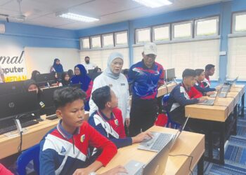 JULINA Johan bersama pelajar Sekolah Menengah Kebangsaan (SMK) Seri Medan pada Program Kampung Angkat MADANI (KAM) di Kampung Sri Medan, Batu Pahat.  - UTUSAN/ADNAN IBRAHIM